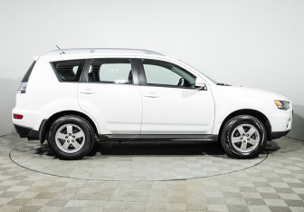 Подержанный автомобиль Mitsubishi Outlander 2010 года (4 фото)