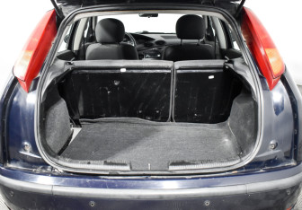 Подержанный автомобиль Ford Focus Hatchback 2004 года (17 фото)