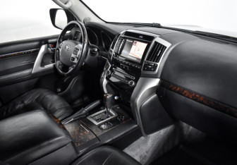 Подержанный автомобиль Toyota Land Cruiser Suv 2013 года (15 фото)