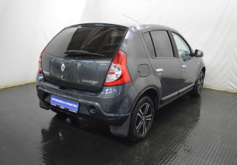 Подержанный автомобиль Renault Sandero 2011 года (5 фото)