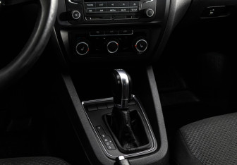 Подержанный автомобиль Volkswagen Jetta Sedan 2016 года (15 фото)