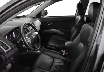 Подержанный автомобиль Mitsubishi Outlander 2012 года (9 фото)