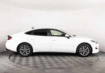 Подержанный автомобиль Hyundai Sonata 2021 года (4 фото)