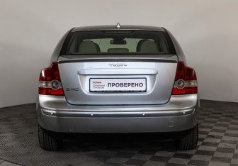 Подержанный автомобиль Volvo S40 2006 года (6 фото)