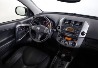Подержанный автомобиль Toyota RAV4 2008 года (9 фото)