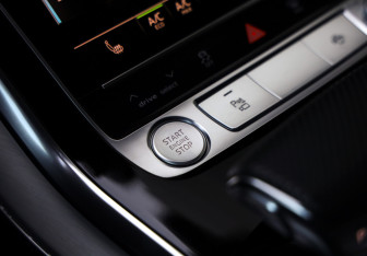 Подержанный автомобиль Audi Q8 2019 года (20 фото)