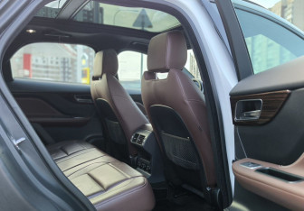 Подержанный автомобиль Jaguar F-Pace 2016 года (32 фото)