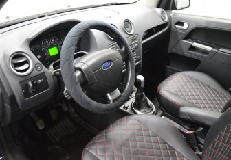 Подержанный автомобиль Ford Fusion 2006 года (10 фото)