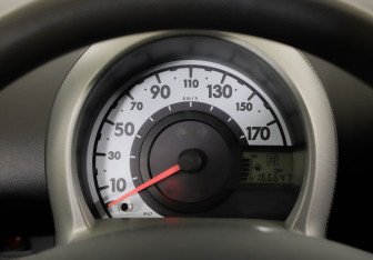 Подержанный автомобиль Peugeot 107 2010 года (12 фото)