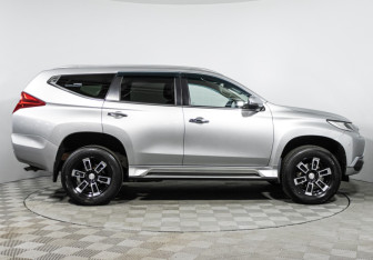 Подержанный автомобиль Mitsubishi Pajero Sport 2018 года (4 фото)