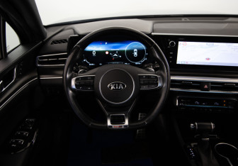 Подержанный автомобиль Kia K5 2021 года (10 фото)