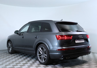 Подержанный автомобиль Audi Q7 2017 года (8 фото)
