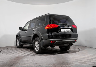 Подержанный автомобиль Mitsubishi Pajero Sport 2012 года (7 фото)