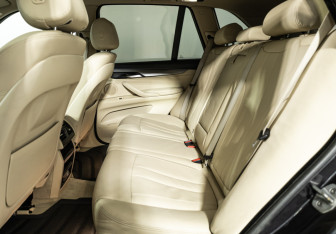 Подержанный автомобиль BMW X5 2015 года (10 фото)