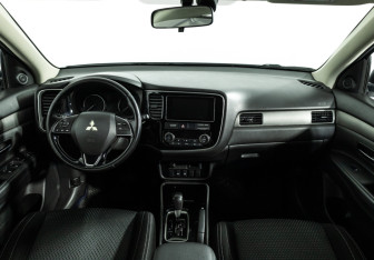 Подержанный автомобиль Mitsubishi Outlander 2018 года (13 фото)