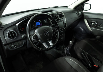 Подержанный автомобиль Renault Sandero 2018 года (11 фото)