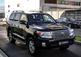 Подержанный автомобиль Toyota Land Cruiser Suv 2013 года (4 фото)