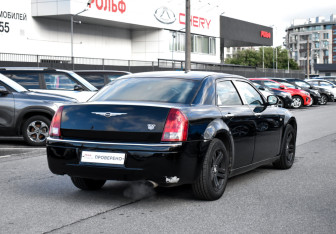 Подержанный автомобиль Chrysler 300C Sedan 2006 года (6 фото)