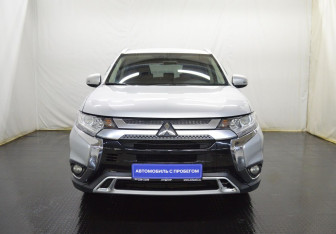 Подержанный автомобиль Mitsubishi Outlander 2019 года (2 фото)
