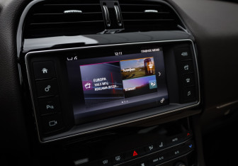 Подержанный автомобиль Jaguar F-Pace 2017 года (22 фото)