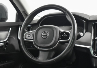 Подержанный автомобиль Volvo V90 Cross Country 2017 года (14 фото)