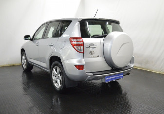 Подержанный автомобиль Toyota RAV4 2009 года (7 фото)