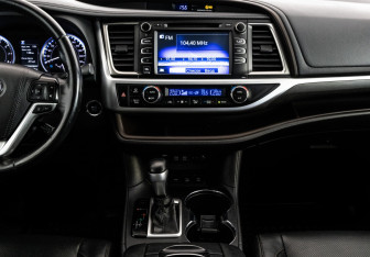 Подержанный автомобиль Toyota Highlander 2019 года (12 фото)
