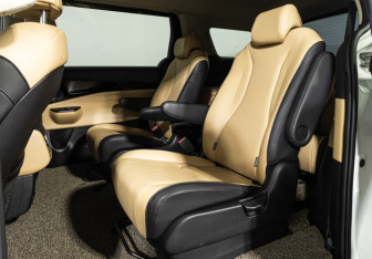 Подержанный автомобиль Kia Carnival 2021 года (10 фото)