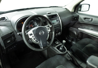Подержанный автомобиль Nissan X-Trail 2013 года (11 фото)