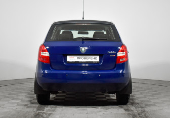 Подержанный автомобиль Skoda Fabia Hatchback 2011 года (6 фото)