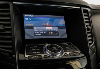 Подержанный автомобиль Infiniti QX70 2015 года (14 фото)