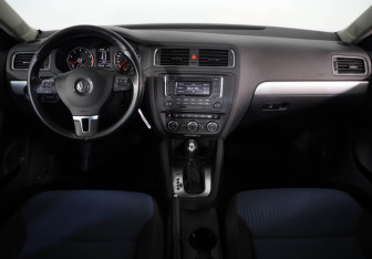 Подержанный автомобиль Volkswagen Jetta Sedan 2013 года (9 фото)