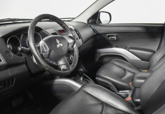 Подержанный автомобиль Mitsubishi Outlander 2011 года (9 фото)