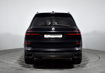 Подержанный автомобиль BMW X7 2023 года (6 фото)