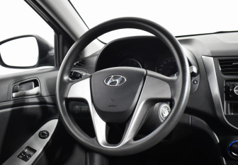 Подержанный автомобиль Hyundai Solaris Hatchback 2015 года (14 фото)