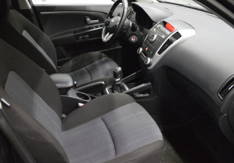 Подержанный автомобиль Kia Ceed Hatchback 2010 года (12 фото)