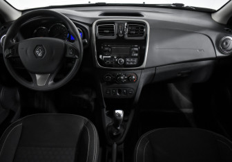 Подержанный автомобиль Renault Logan Sedan 2015 года (15 фото)