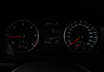 Подержанный автомобиль Volkswagen Amarok 2016 года (12 фото)