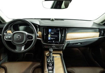 Подержанный автомобиль Volvo S90 2017 года (13 фото)