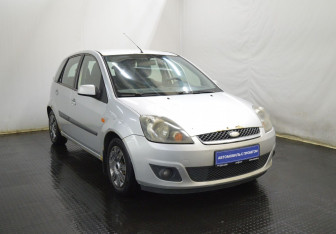 Подержанный автомобиль Ford Fiesta Hatchback 2006 года (3 фото)