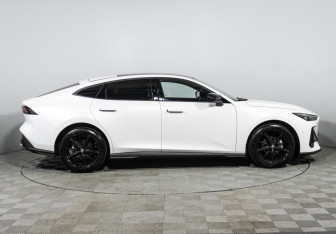 Подержанный автомобиль Changan UNI-V 2023 года (4 фото)