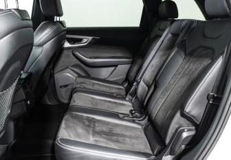 Подержанный автомобиль Audi Q7 2018 года (10 фото)