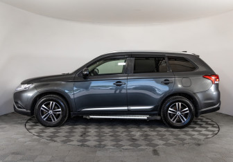Подержанный автомобиль Mitsubishi Outlander 2019 года (8 фото)
