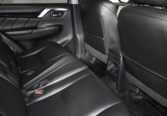 Подержанный автомобиль Mitsubishi Pajero Sport 2019 года (16 фото)