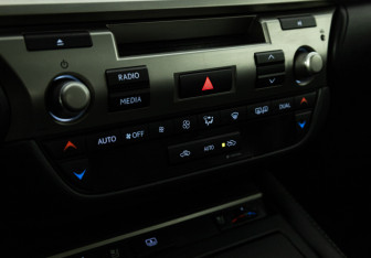 Подержанный автомобиль Lexus ES 2015 года (19 фото)