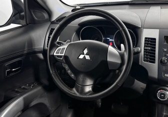 Подержанный автомобиль Mitsubishi Outlander 2011 года (16 фото)