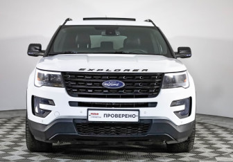 Подержанный автомобиль Ford Explorer 2015 года (2 фото)