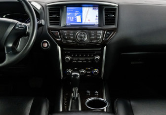 Подержанный автомобиль Nissan Pathfinder 2015 года (14 фото)