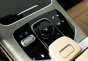 Подержанный автомобиль Jaecoo J8 2024 года (24 фото)