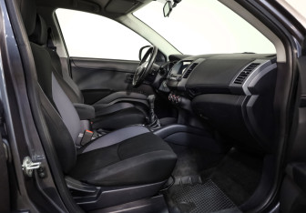 Подержанный автомобиль Mitsubishi Outlander 2011 года (18 фото)